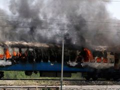 Vlak, který zapálili sikhové z kasty dalitů ve městě Džalandháru v indickém Paňdžábu
