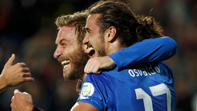 Italští fotbalisté Pablo Osvaldo (vpravo) a Daniele de Rossi slaví gól v kvalifikaci na MS 2014 proti Arménii.