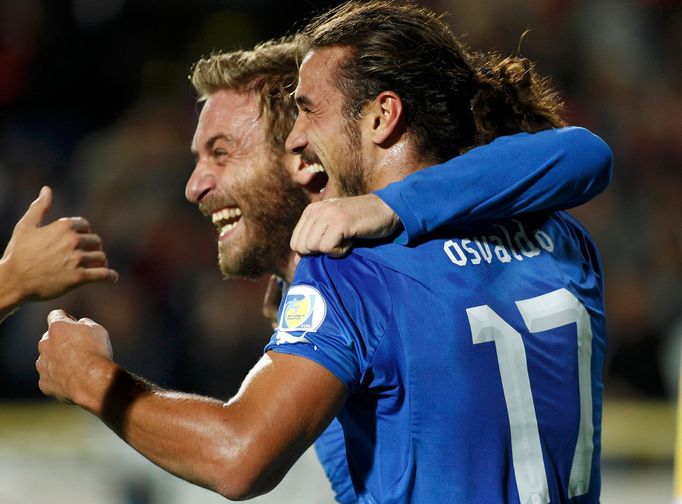 Italští fotbalisté Pablo Osvaldo (vpravo) a Daniele de Rossi slaví gól v kvalifikaci na MS 2014 proti Arménii.