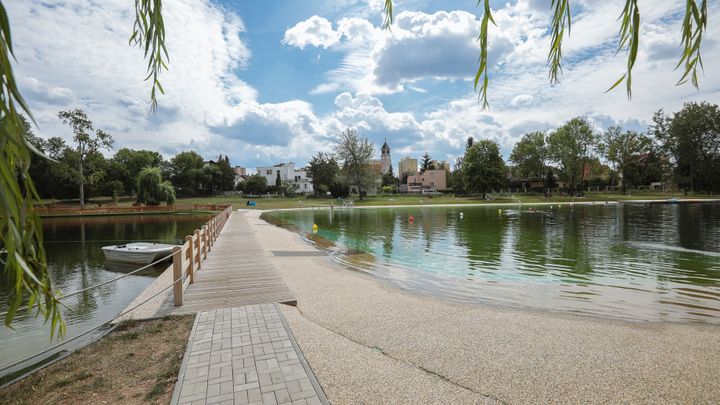 Pozor při výběru koupaliště. Některá už kvůli špatné kvalitě vody končí sezonu