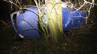 Poté co muž nezvládl řízení najel do protisměru, auto se přetočilo a zadní částí narazilo do vzrostlého stromu.