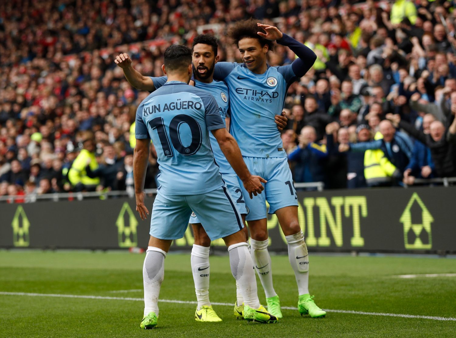 Sergio Agüero z Manchesteru City slaví gól v síti Middlesbroughu