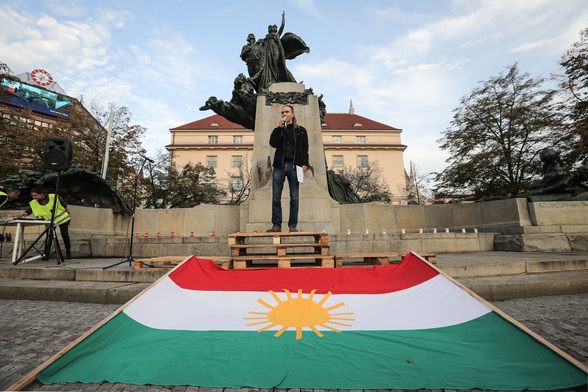 Demonstrace proti vpádu Turecku do severní Sýrie, Kurdistánu, organizuje Pirátská strana
