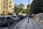 Všední den, devět hodin ráno. Kolona se od semaforu v Korunovační táhne až do Wolkerovy ulice.