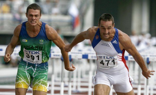 Roman Šebrle ve finiši 110 m překážek.