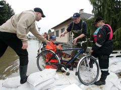 Hasiči pomáhají obyvatelům rakouské obce Dürnkrut zaplavené řekou Moravou
