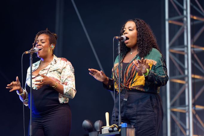 Michala Kiwanuku doprovázely vokalistky Simone Richards a Emily Holligan.