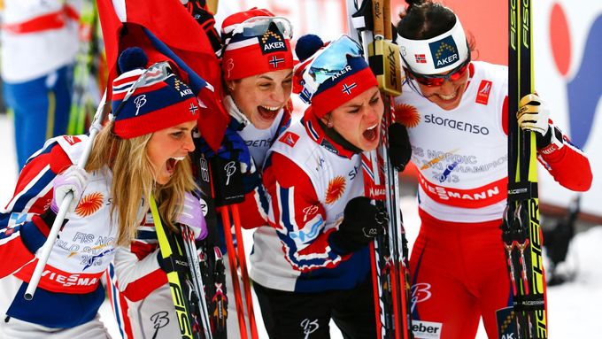 Norské běžkyně a jejich zlatá radost.