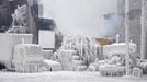 Ice-covered trucks are blanketed in smoke after a warehouse fire in Chicago January 23, 2013. Fire department officials said it is the biggest fire the department has had to battle in years and one-third of all Chicago firefighters were on the scene at one point or another trying to put out the flames. An Arctic blast continues to grip the U.S. Midwest and Northeast Wednesday, with at least three deaths linked to the frigid weather, and fierce winds made some locations feel as cold as 50 degrees below zero Fahrenheit. (minus 46 degrees Celsius). REUTERS/John Gress (UNITED STATES - Tags: DISASTER ENVIRONMENT) Published: Led. 23, 2013, 5:54 odp.