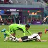 Brankář Šuiči Gonda penaltově fauluje Davida Rauma v utkání MS 2022 Německo - Japonsko