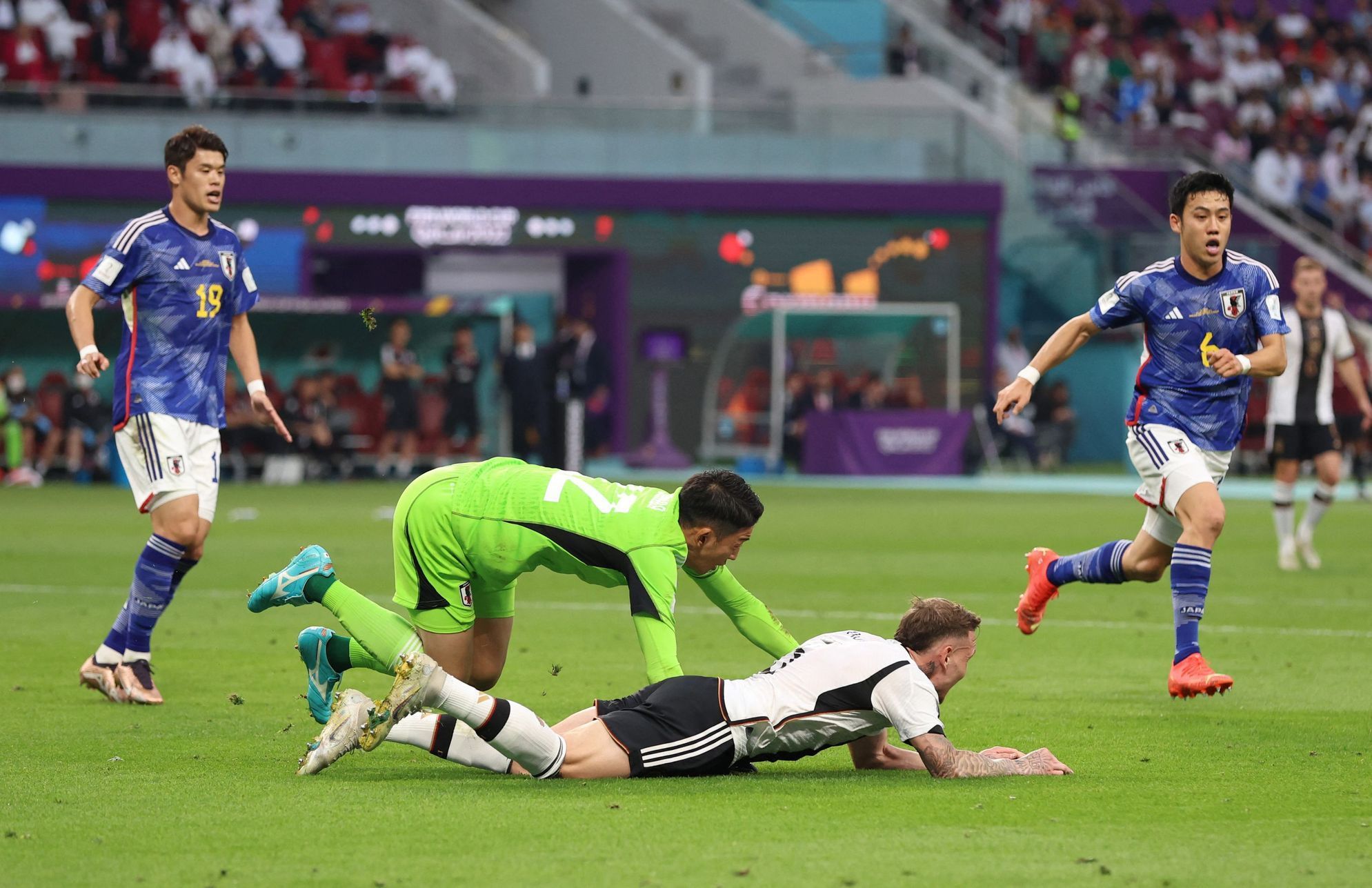 Brankář Šuiči Gonda penaltově fauluje Davida Rauma v utkání MS 2022 Německo - Japonsko