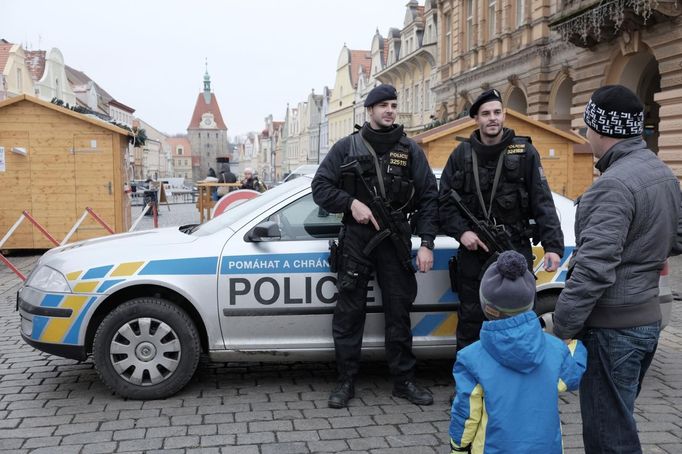 Policisté hlídkující na domažlickém náměstí.