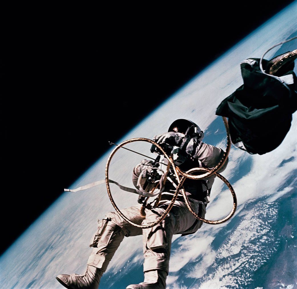 Astronaut Ed White z mise Gemini-Titan 4 (1965) se vznáší ve vesmíru, kde strávil 21 minut.
