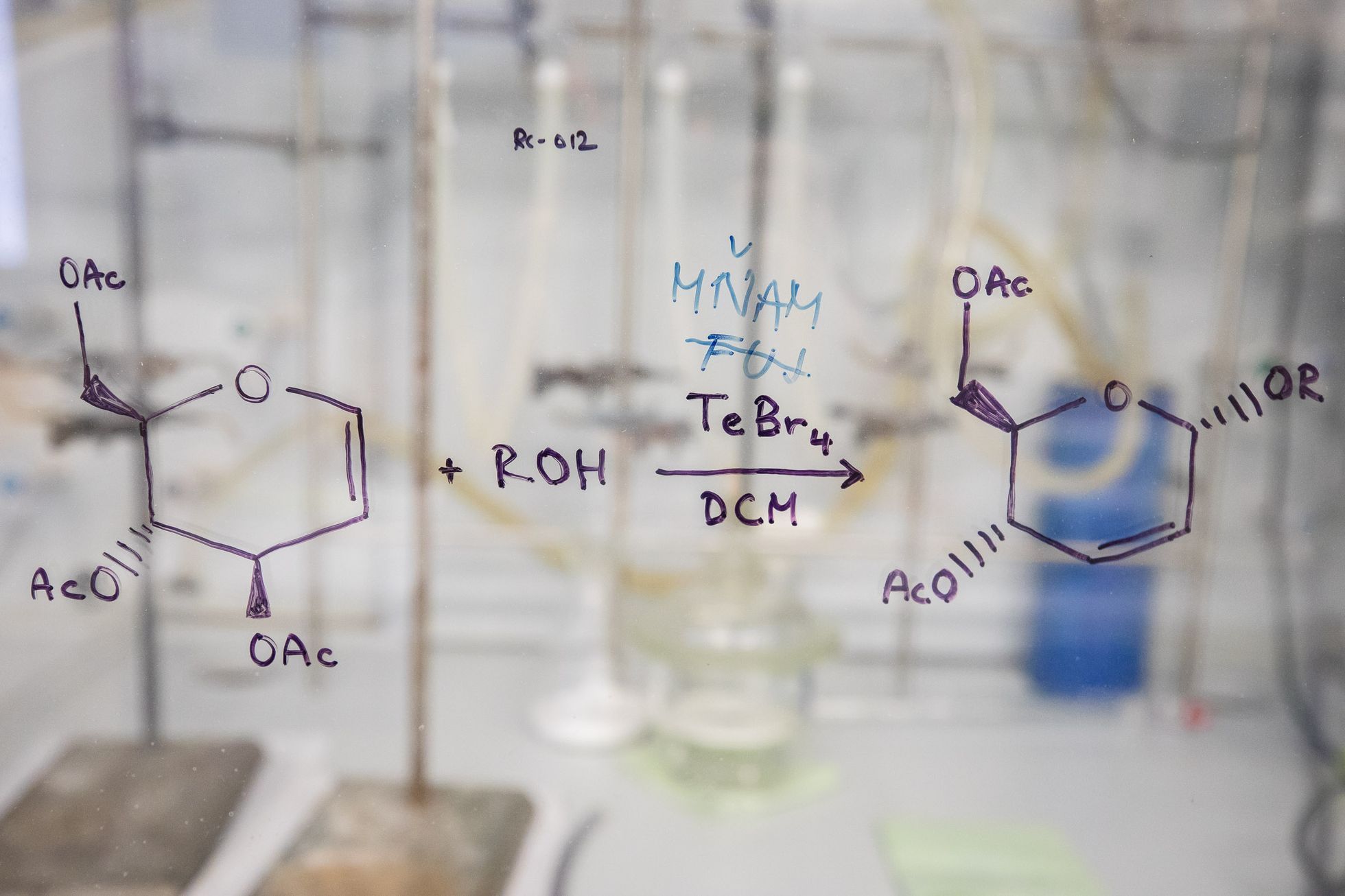 Laboratoř Vysoká škola chemicko-technologická, výzkum, věda, Akademie věd, chemie, fyzika, biologie, vědec, vědkyně, laborant
