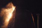 Na Chomutovsku hořel panelák, hasiči evakuovali 90 lidí