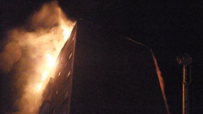 Na Chomutovsku hořel panelák, hasiči evakuovali 90 lidí