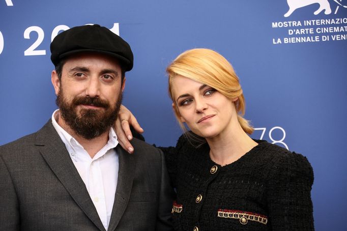 Režisér Pablo Larraín a Kristen Stewartová na Benátském filmovém festivalu.