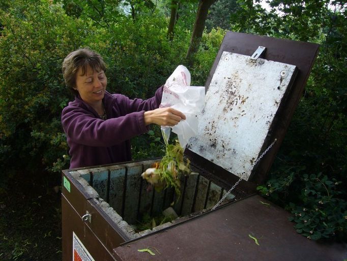 A je to, v kompostu je další materiál