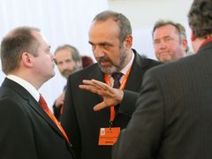 Bývalý poslanec z Liberecka Michal Kraus mluví s hejtmanem z jižní Moravy Michalem Haškem v pražských kuloárech.