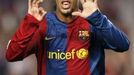 Brazilec Ronaldinho z Barcelony se raduje z gólu, který ve španělské lize vstřelil Villarrealu.