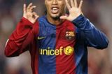 Skvělé výkony v dresu PSG podpořené zlatem z mistrovství světa vynesly Ronaldinhovi angažmá do tehdy upadající Barcelony. Míčový kouzelní a milovník samby přišel do Barcelony za 32,25 milionu eur před sezonou 2003/04, tedy v době, kdy Barcelona už čtyři roky čekala na titul. ...