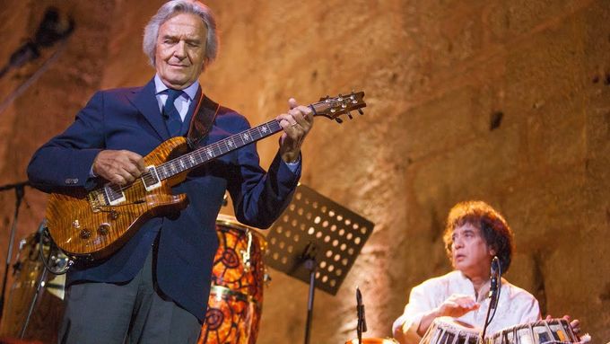 John McLaughlin, Zakir Hussain a houslista Jean-Luc Ponty v roce 2013 zahráli skladbu Lotus Feet na oslavách Mezinárodního dne jazzu.