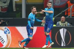 Arsenal bez Čecha uspěl v Miláně a zvítězil 2:0, Salcburk překvapil výhrou v Dortmundu