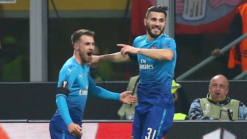 fotbal, Evropská liga 2017/2018, AC Milán - Arsenal (0:2), Aaron Ramsey a Sead Kolašinac