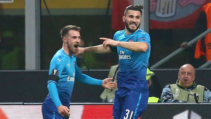 Aaron Ramsey (vlevo) slaví se Seadem Kolašinacem gól, kterým uzavřel vítězství Arsenalu 2:0 nad AC Milán