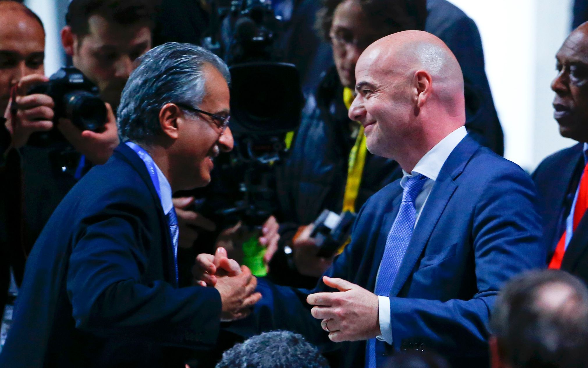 Infantino a Bin Salman, bezprostředně po volbě prezidenta FIFA