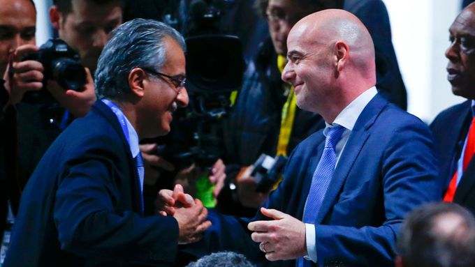 Gianni Infantino přijímá gratulace od Šajcha Salmána bin Ibráhíma bezprostředně po vyhlášení výsledků.