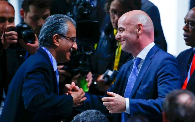 Infantino a Bin Salman, bezprostředně po volbě prezidenta FIFA