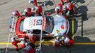 Audi DTM Franka Stipplera v péči jeho mechaniků na pitlane Masarykova okruhu.