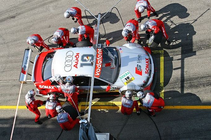Audi DTM Franka Stipplera v péči jeho mechaniků na pitlane Masarykova okruhu.