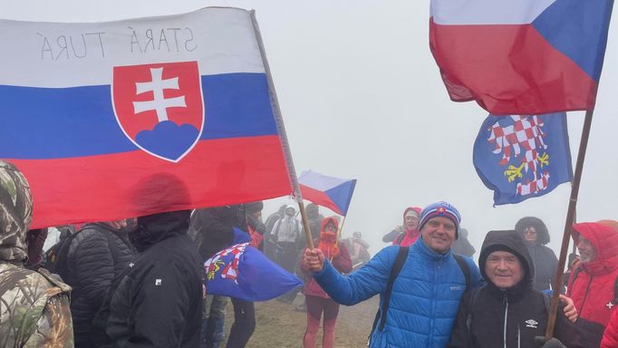 Češi a Slováci, kteří se sešli poslední den roku 2023 na Velké Javořině, která stojí na hranicích mezi oběma zeměmi