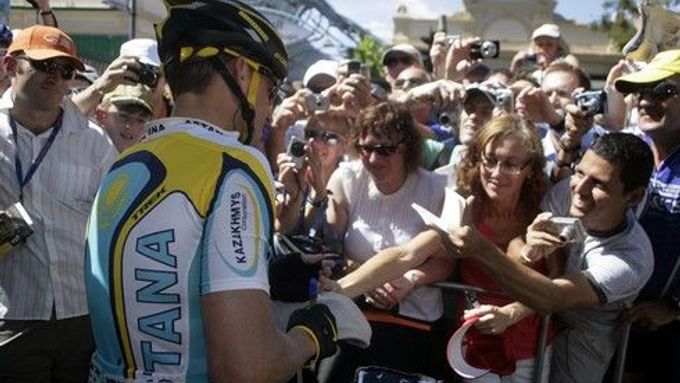 Lance Armstrong se podepisuje fanouškům v Adelaide