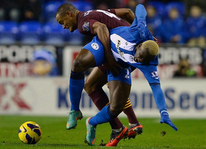 Wigan - Manchester City (hostující Kompany v akci)