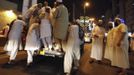 Muslim pilgrims try to ride on top of a car after early dawn prayers in an area near the Grand Mosque, during the annual haj pilgrimage in the holy city of Mecca October 23, 2012, ahead of Eid al-Adha which marks the end of haj. On October 25, the day of Arafat, millions of Muslim pilgrims will stand in prayer on Mount Arafat near Mecca at the peak of the annual pilgrimage. REUTERS/Amr Abdallah Dalsh (SAUDI ARABIA - Tags: RELIGION) Published: Říj. 23, 2012, 7:27 dop.