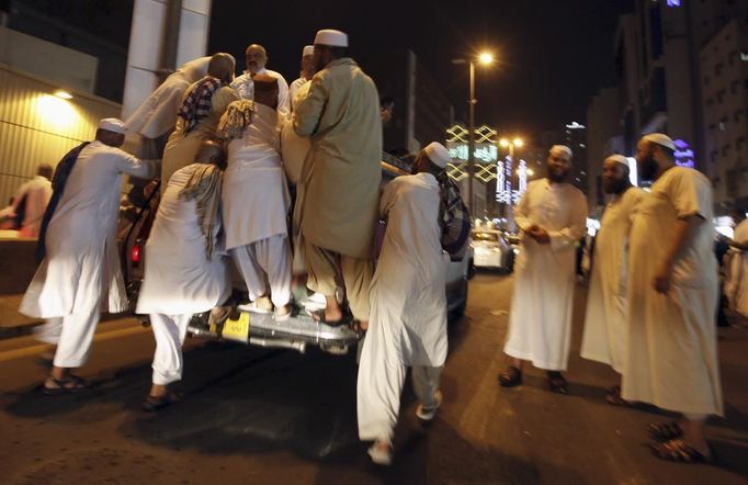 Muslim pilgrims try to ride on top of a car after early dawn prayers in an area near the Grand Mosque, during the annual haj pilgrimage in the holy city of Mecca October 23, 2012, ahead of Eid al-Adha which marks the end of haj. On October 25, the day of Arafat, millions of Muslim pilgrims will stand in prayer on Mount Arafat near Mecca at the peak of the annual pilgrimage. REUTERS/Amr Abdallah Dalsh (SAUDI ARABIA - Tags: RELIGION) Published: Říj. 23, 2012, 7:27 dop.