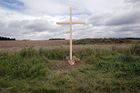 U Dobronína vyrostl nový kříž na památku zabitých Němců