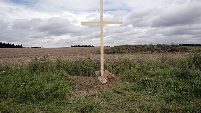 Kříž u Dobronína, připomínající údajný masakr Němců
