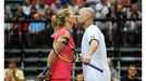 LIDÉ, O NICHŽ SE MLUVÍ: 2. cena MICHAL ČÍŽEK, AFP: Tenisová láska - Andre Agasi a Steffi Graf během charitativní exhibice, Praha 7. 7. 2011.