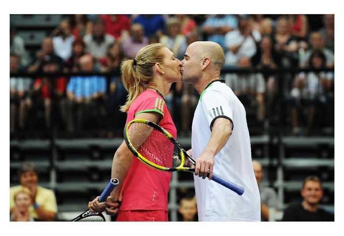 LIDÉ, O NICHŽ SE MLUVÍ: 2. cena MICHAL ČÍŽEK, AFP: Tenisová láska - Andre Agasi a Steffi Graf během charitativní exhibice, Praha 7. 7. 2011.