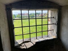 Výhled z historické sýpky na místo, kde stávaly kasárna, v nichž Češi před 80 lety zmasakrovali stovky Němců. 