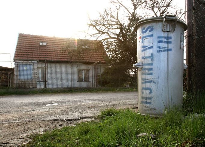 Kolonie Na Slatinách je chudou vesnicí uprostřed bohaté Prahy.