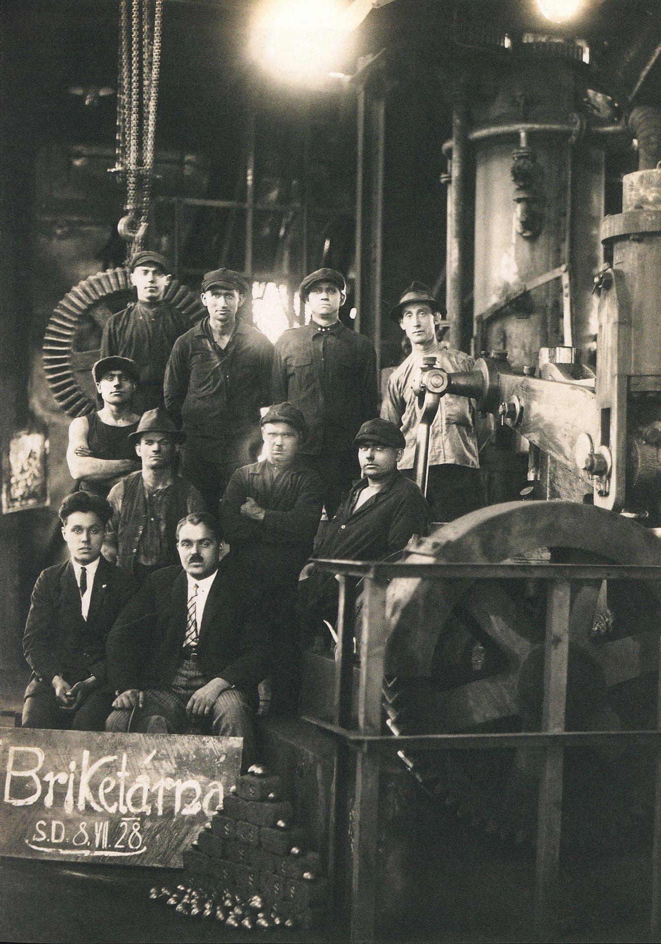 Kniha, Vzhůru dolů - Fotografické album průmyslového a kulturního dědictví uhelného hornictví ostravsko-karvinského revíru, Ostrava, Karviná, hornictví, historie, Magazín, Foto