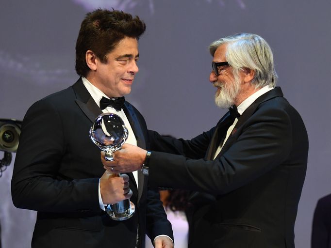 Cenu prezidenta od Jiřího Bartošky (vpravo) převzal americký herec Benicio del Toro.