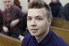 Zadržovaný Pratasevič promluvil v běloruské televizi. Donutili ho, zní z Česka