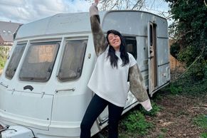 Plesnivý karavan proměnila v útulné bydlení. Stálo to méně než nájem v centru Prahy