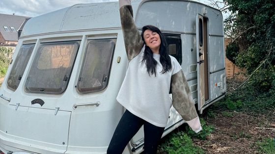 Plesnivý karavan proměnila v útulné bydlení. Stálo to méně než nájem v centru Prahy